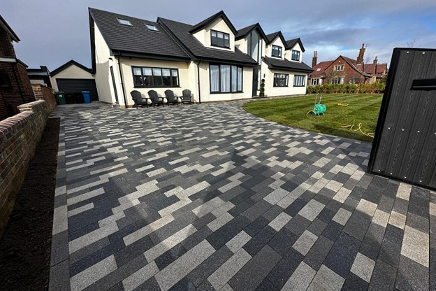 Tobermore-Manhattan-Graphite-Mid-Grey-and-Silver-Arcox-Landscaping-image